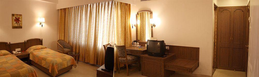 Hotel Celebrations à Navi Mumbai Extérieur photo