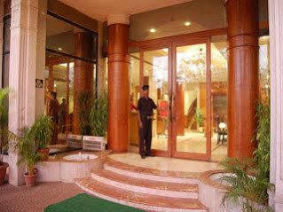 Hotel Celebrations à Navi Mumbai Extérieur photo